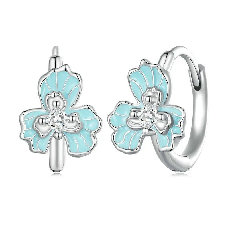 Boucles d'oreilles créoles en émail bleu avec fleur d'iris