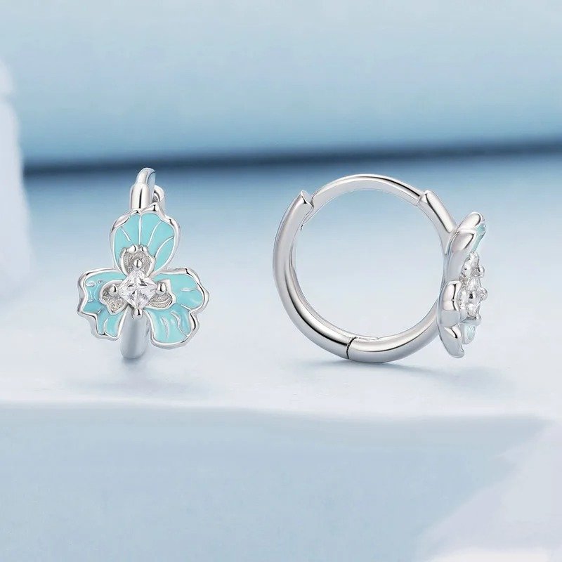 Boucles d'oreilles créoles en émail bleu avec fleur d'iris