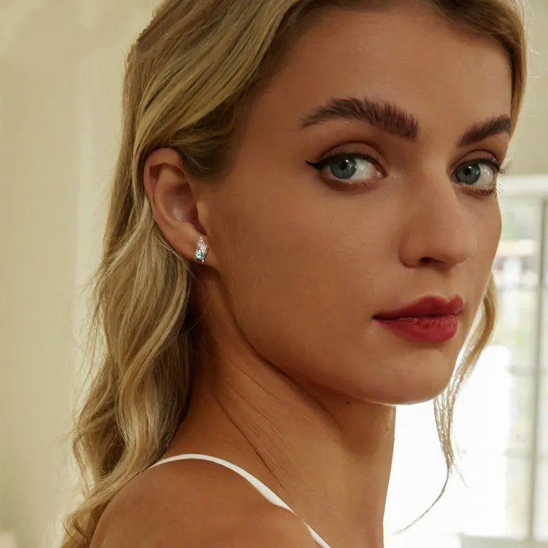 Boucles d'oreilles à tige en forme de conque, incrustées de zircones vertes, hypoallergéniques