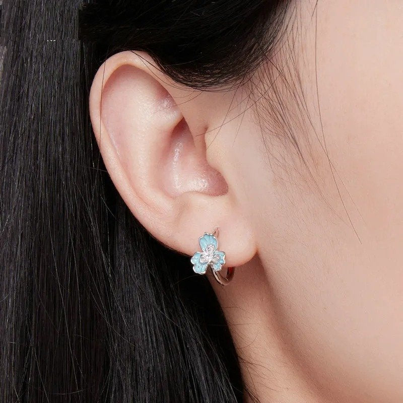 Boucles d'oreilles créoles en émail bleu avec fleur d'iris