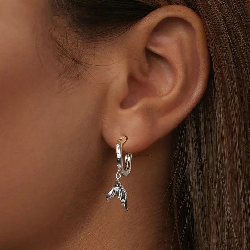 Boucles d'oreilles délicates plaquées or hypoallergéniques en forme de queue de poisson, cadeau SCE1744