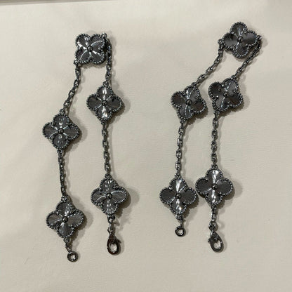 [Joyas Regalia] PULSERA NEGRA CON 5 MOTIVOS DE TRÉBOL 