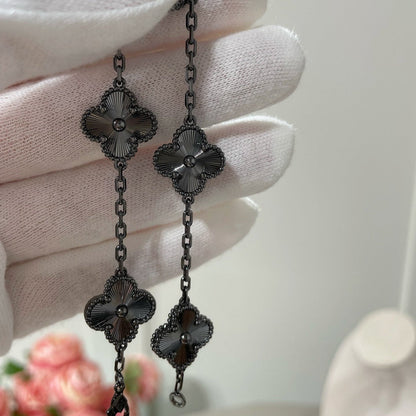 [Joyas Regalia] PULSERA NEGRA CON 5 MOTIVOS DE TRÉBOL 