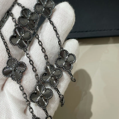 [Joyas Regalia] PULSERA NEGRA CON 5 MOTIVOS DE TRÉBOL 
