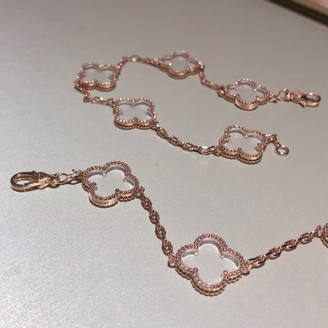 [Joyas Regalia] PULSERA DE ORO ROSA CON CRISTAL DE ROCA Y 5 MOTIVOS DE TRÉBOL