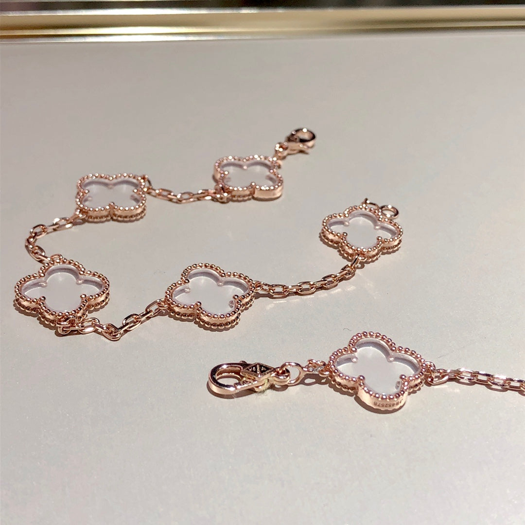 [Joyas Regalia] PULSERA DE ORO ROSA CON CRISTAL DE ROCA Y 5 MOTIVOS DE TRÉBOL
