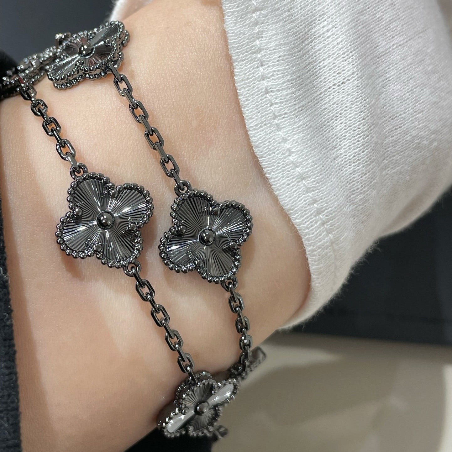 [Joyas Regalia] PULSERA NEGRA CON 5 MOTIVOS DE TRÉBOL 