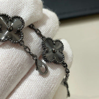 [Joyas Regalia] PULSERA NEGRA CON 5 MOTIVOS DE TRÉBOL 
