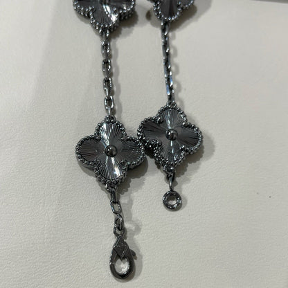 [Joyas Regalia] PULSERA NEGRA CON 5 MOTIVOS DE TRÉBOL 