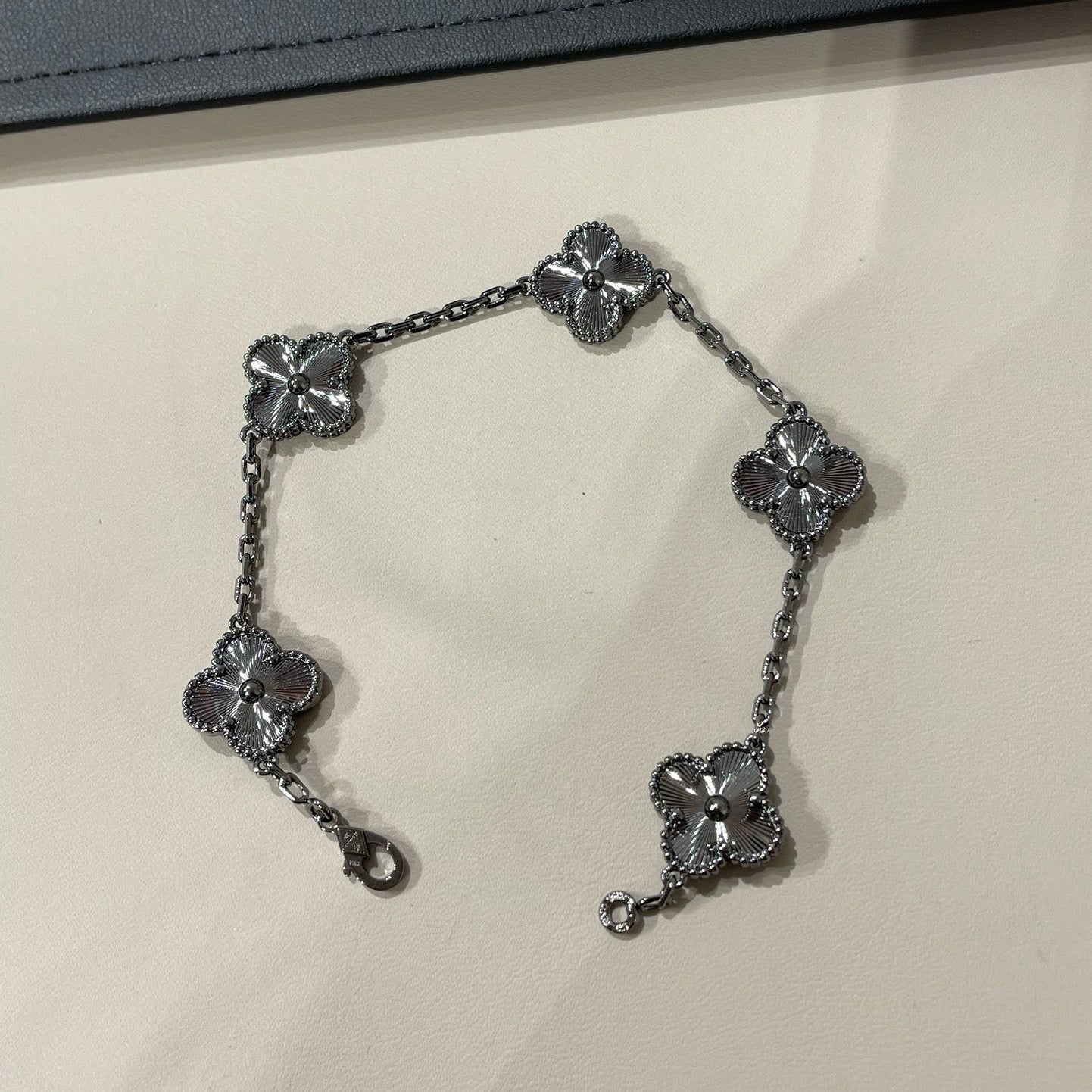 [Joyas Regalia] PULSERA NEGRA CON 5 MOTIVOS DE TRÉBOL 