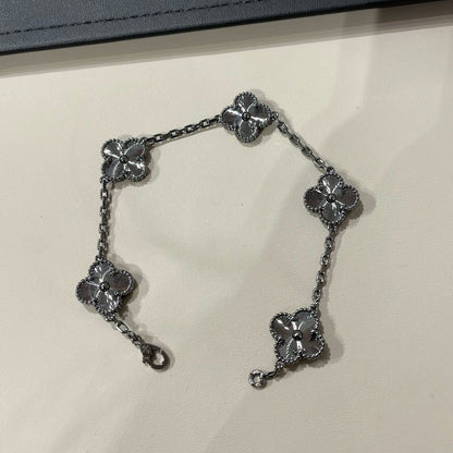 [Joyas Regalia] PULSERA NEGRA CON 5 MOTIVOS DE TRÉBOL 