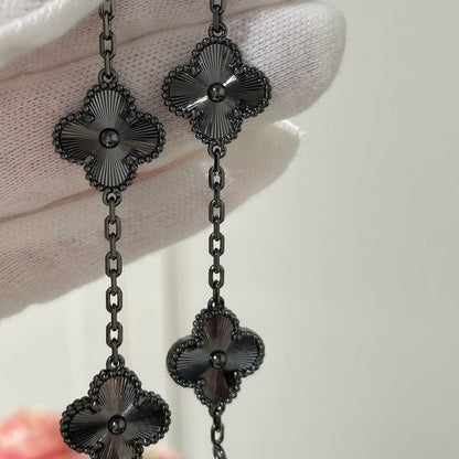 [Joyas Regalia] PULSERA NEGRA CON 5 MOTIVOS DE TRÉBOL 
