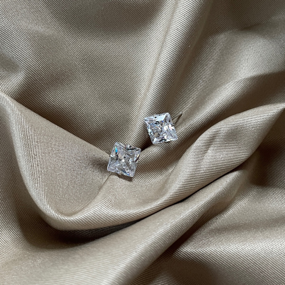 [Regalia jewelry]Stylish Shiny Square Center Stone Stud Earrings