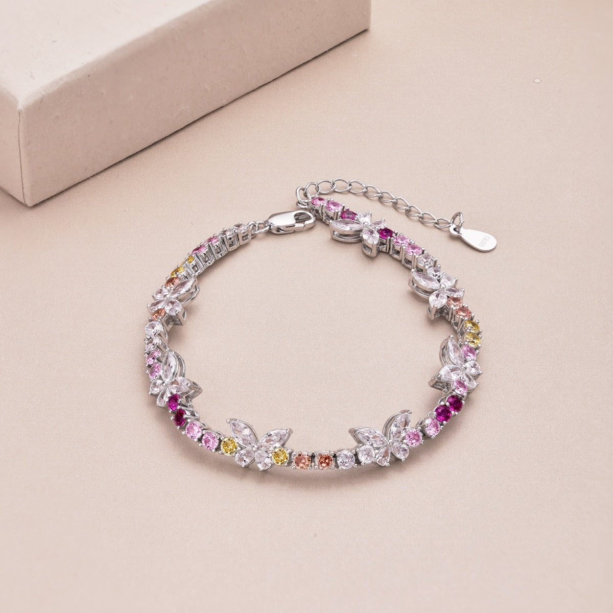 [Bijoux Regalia] Bracelet quotidien rond en forme de papillon coloré et orné