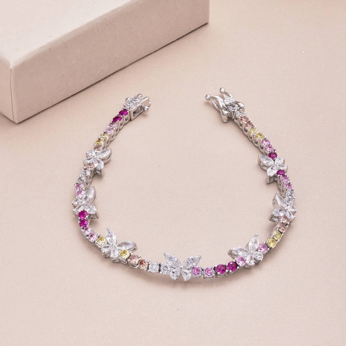 [Bijoux Regalia] Bracelet quotidien rond en forme de papillon coloré et orné