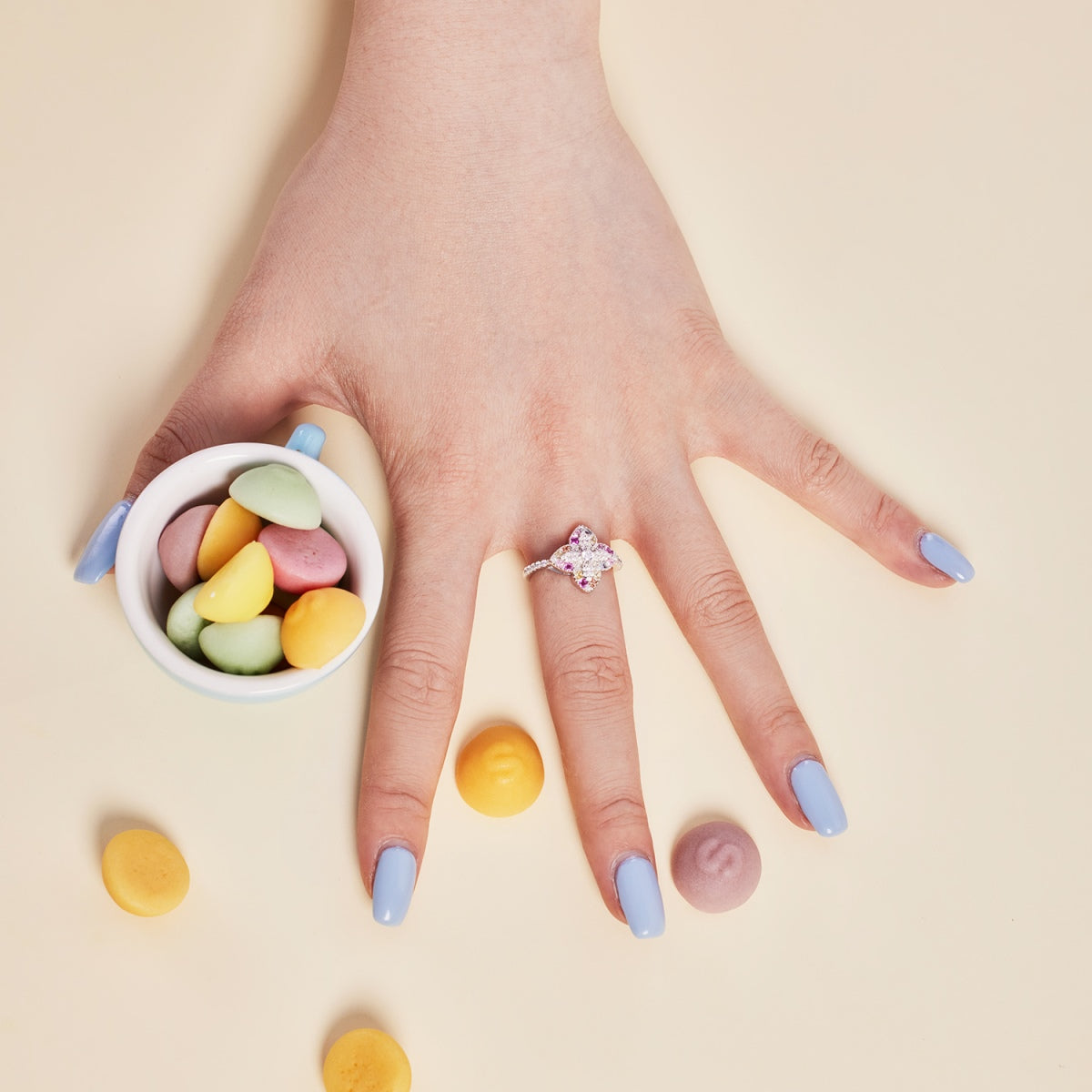 [Joyas Regalia] Anillo de banquete lujoso con forma de flor colorida