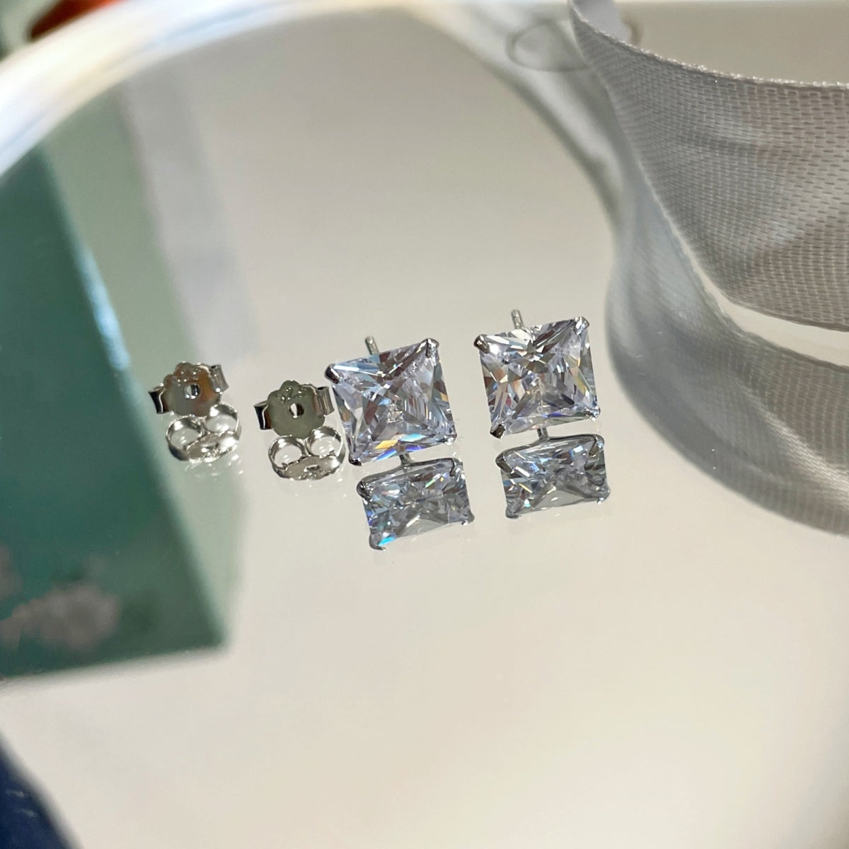 [Joyas Regalia]Pendientes con forma cuadrada ornamentada