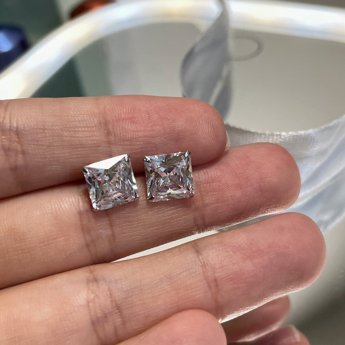 [Joyas Regalia]Pendientes con forma cuadrada ornamentada