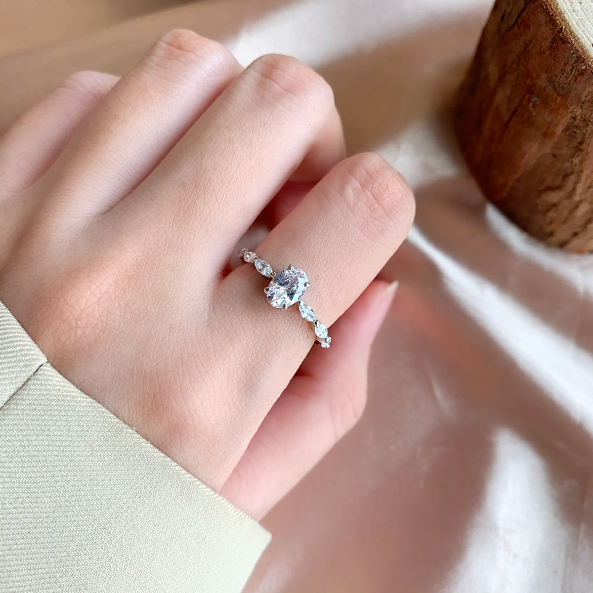 [Joyas Regalia] Anillo de uso diario lujoso, vibrante y alargado con corte cojín de 0,75 quilates