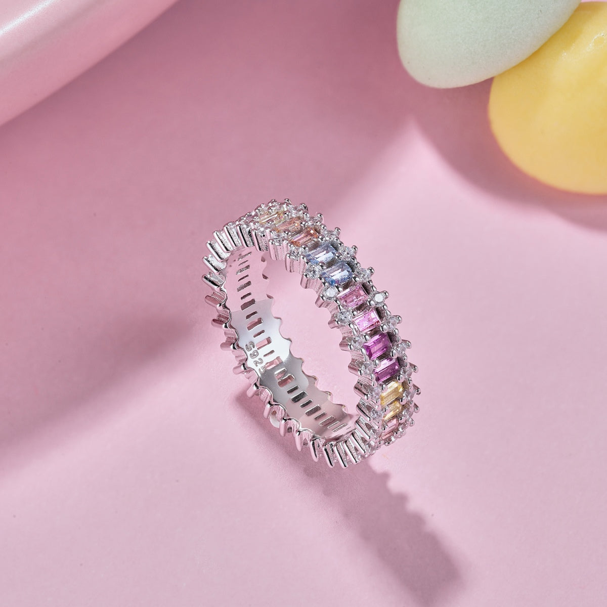 [Joyas Regalia] Anillo de cóctel con corte esmeralda adornado y llamativo