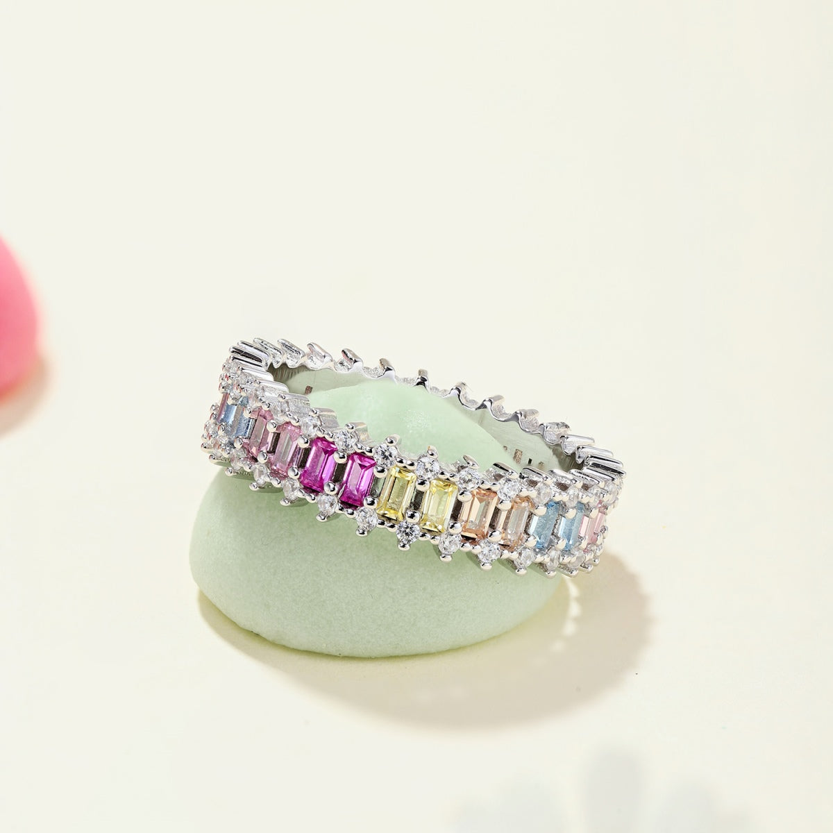 [Joyas Regalia] Anillo de cóctel con corte esmeralda adornado y llamativo