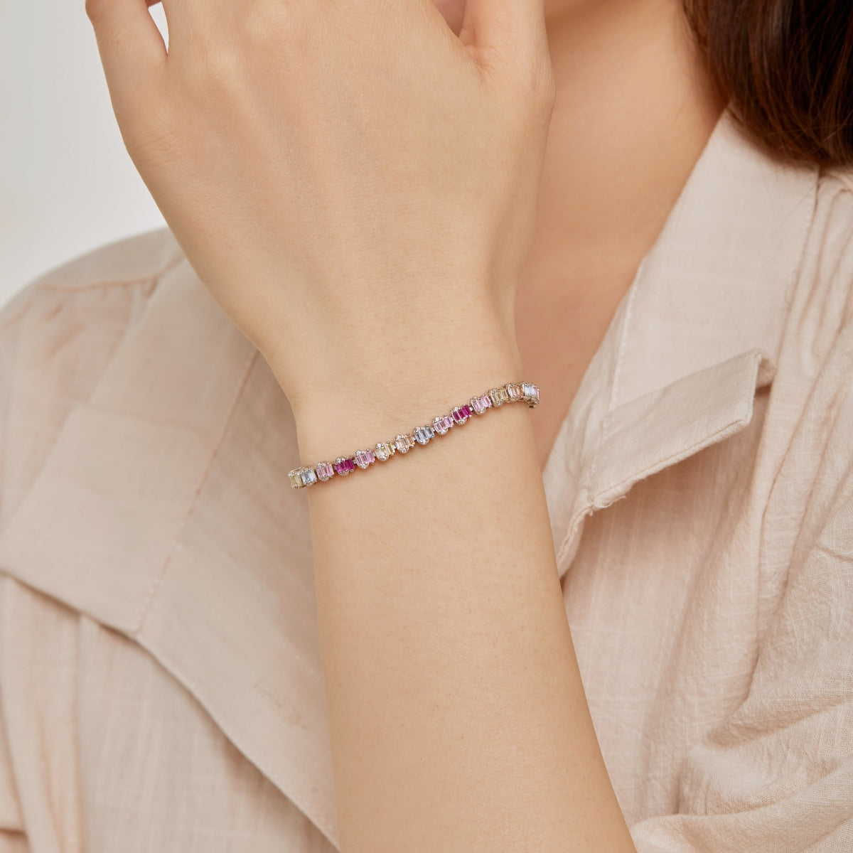 [Bijoux Regalia] Bracelet de fête délicat et coloré en émeraude taillée