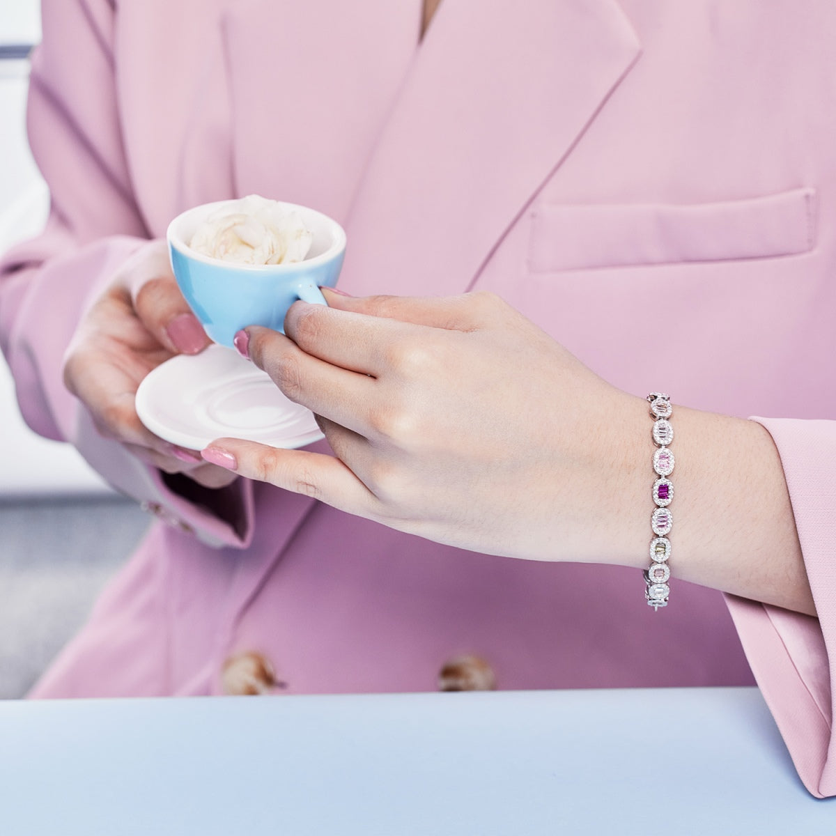 [Bijoux Regalia] Bracelet quotidien exquis en émeraude taillée ornée