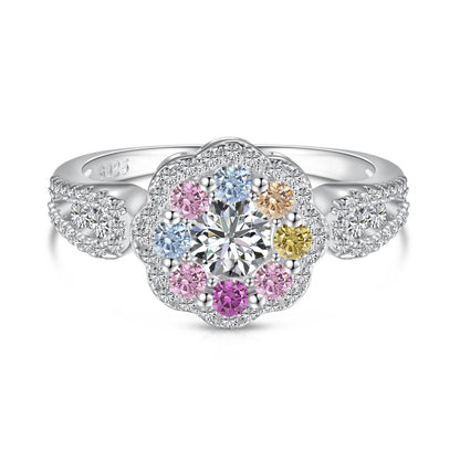 [Joyas Regalia] Anillo de bodas con delicados y coloridos detalles en forma de flor tallada en forma redonda.