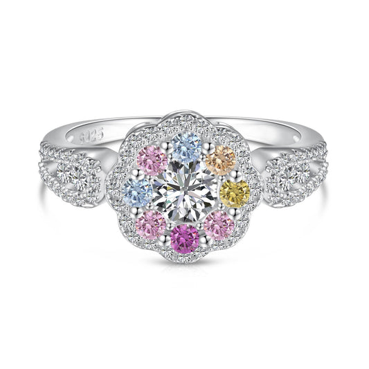 [Joyas Regalia] Anillo de bodas con delicados y coloridos detalles en forma de flor tallada en forma redonda.