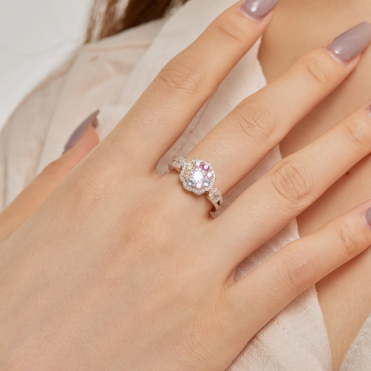 [Joyas Regalia] Anillo de bodas con delicados y coloridos detalles en forma de flor tallada en forma redonda.