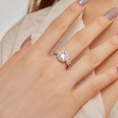 [Joyas Regalia] Anillo de bodas con delicados y coloridos detalles en forma de flor tallada en forma redonda.