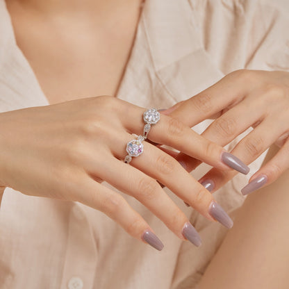 [Joyas Regalia] Anillo de bodas con delicados y coloridos detalles en forma de flor tallada en forma redonda.
