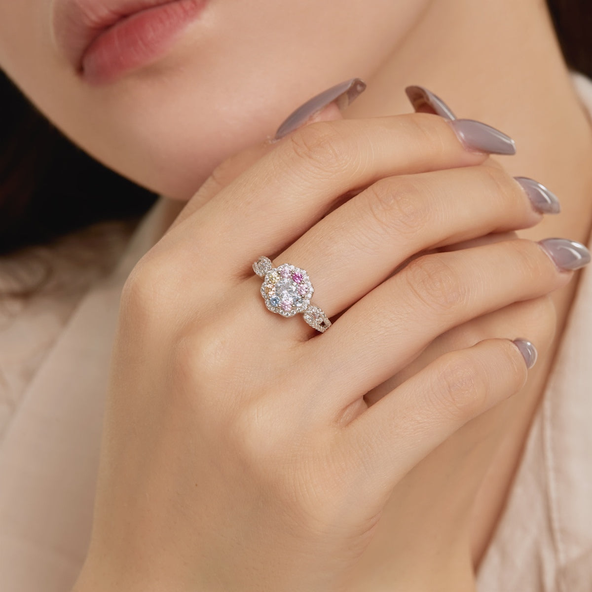 [Joyas Regalia] Anillo de bodas con delicados y coloridos detalles en forma de flor tallada en forma redonda.