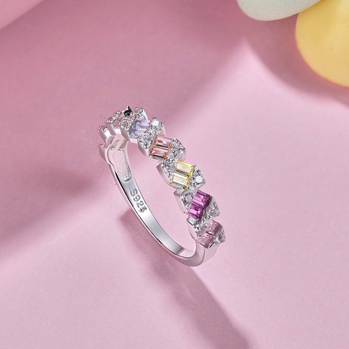 [Joyas Regalia] Anillo diario delicado con corte esmeralda vibrante