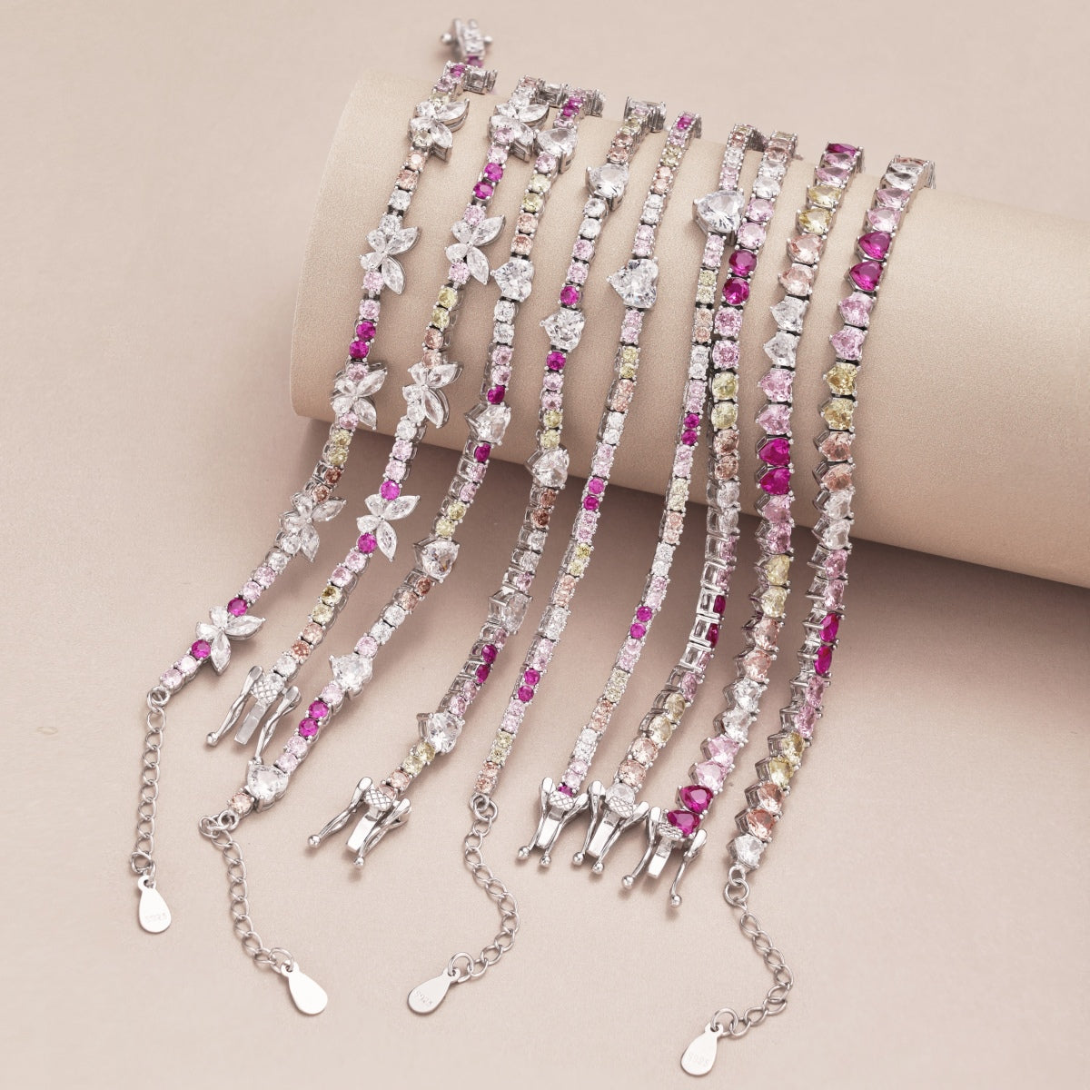 [Bijoux Regalia] Bracelet de fête délicat et coloré en émeraude taillée