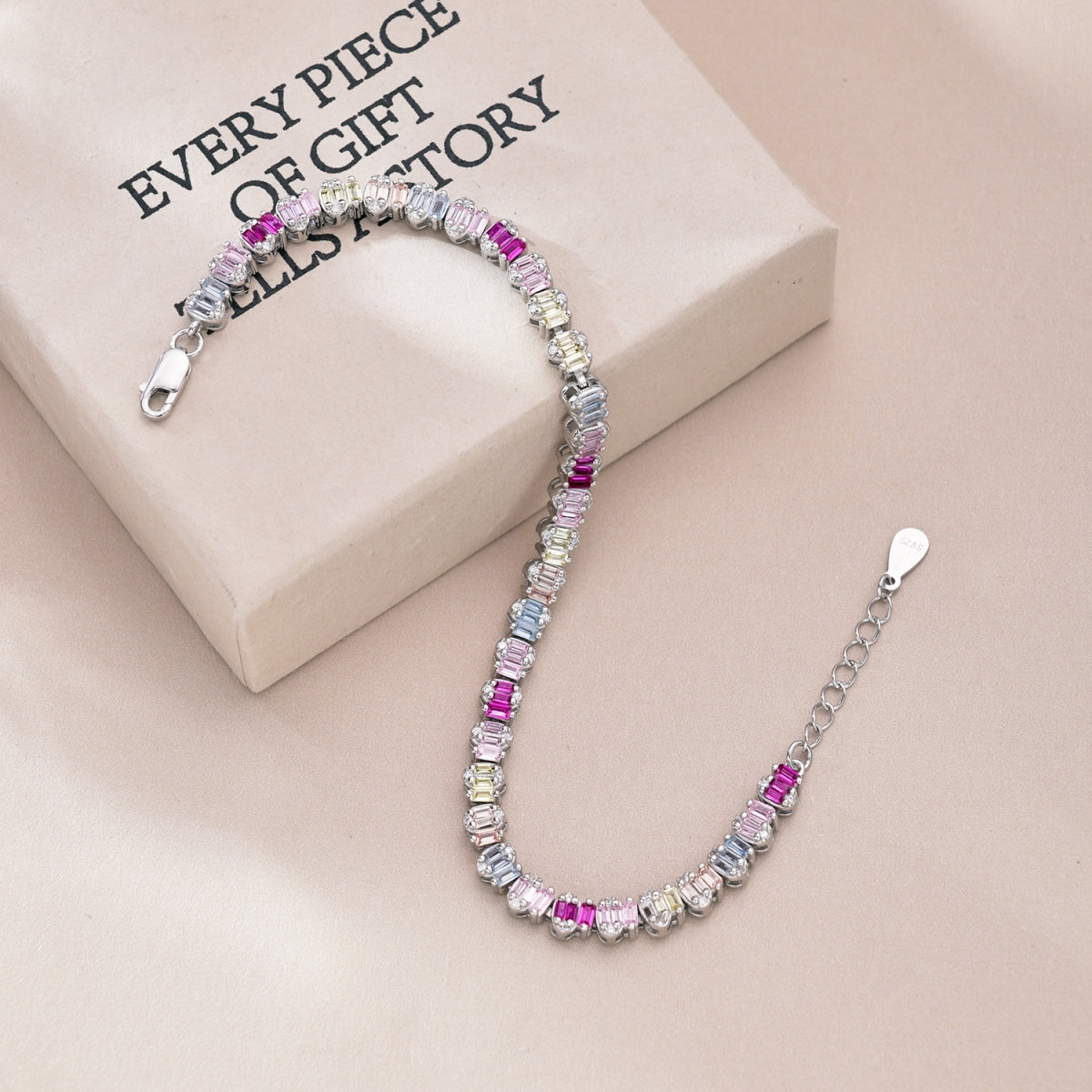 [Bijoux Regalia] Bracelet de fête délicat et coloré en émeraude taillée