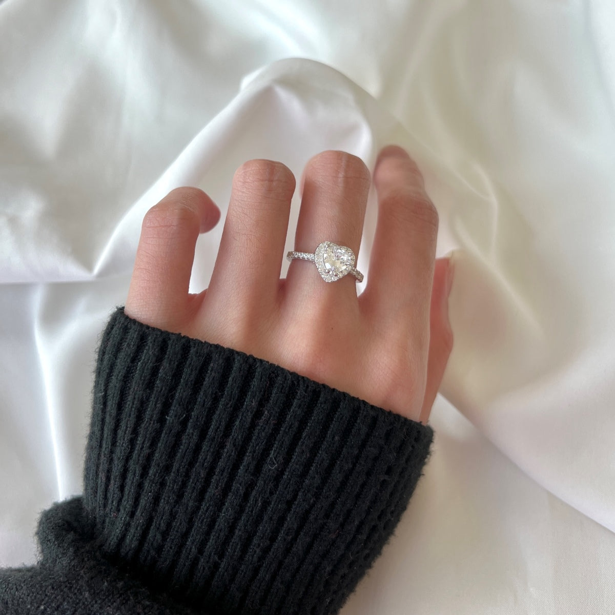 [Joyas Regalia] Anillo romántico con forma de corazón y efecto salpicado de eternidad