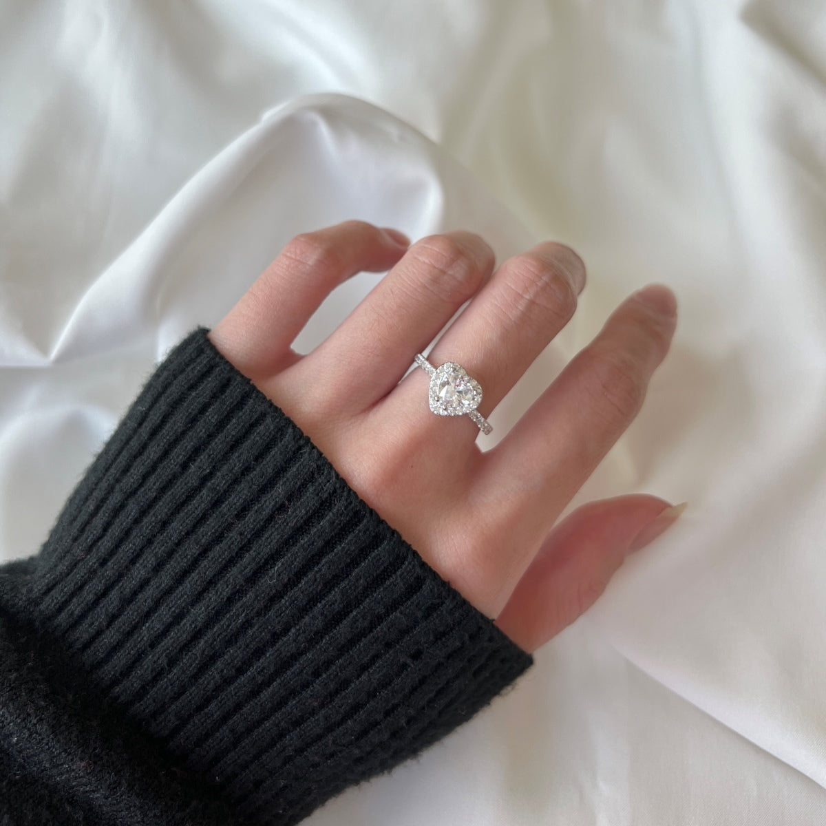 [Joyas Regalia] Anillo romántico con forma de corazón y efecto salpicado de eternidad