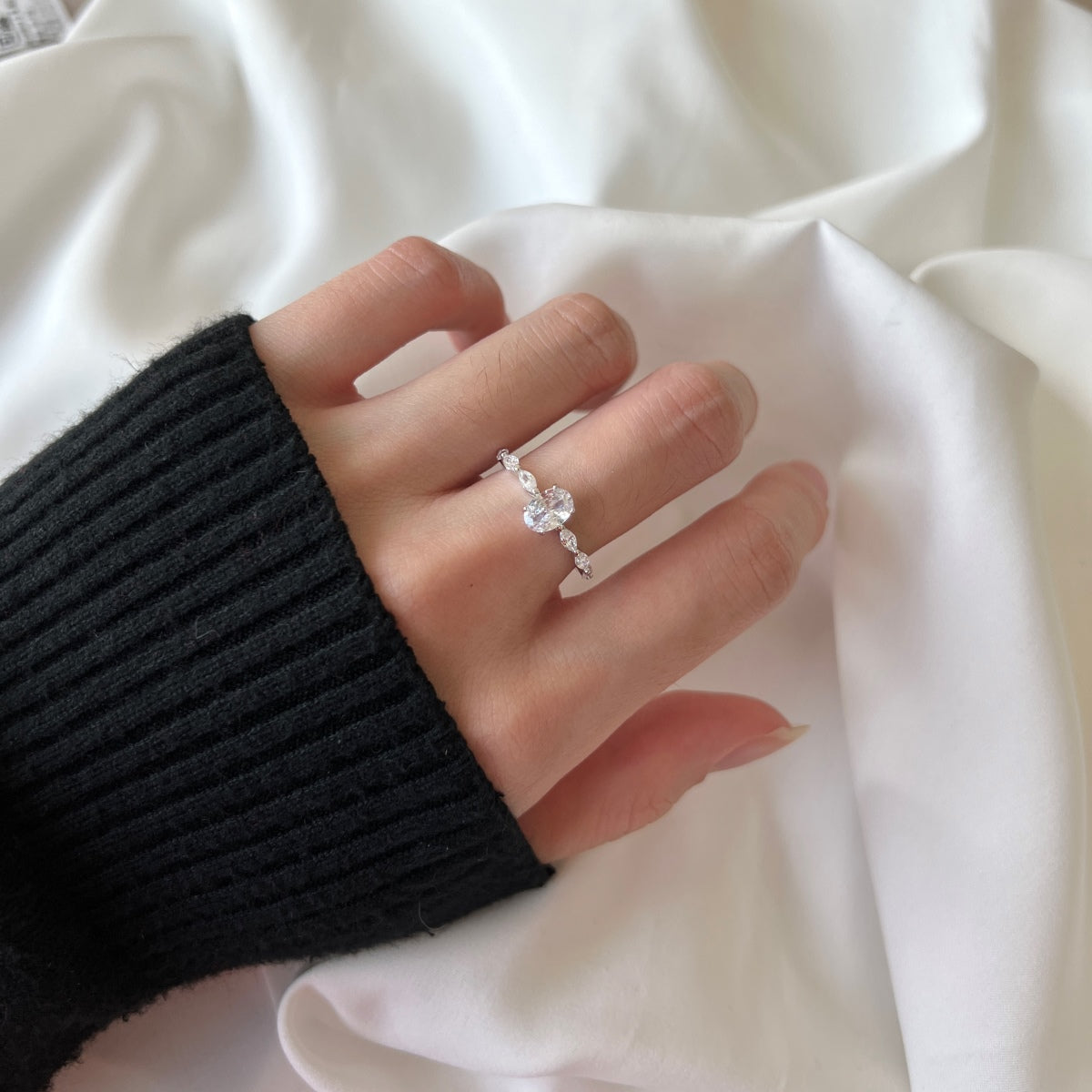 [Joyas Regalia] Anillo de uso diario lujoso, vibrante y alargado con corte cojín de 0,75 quilates