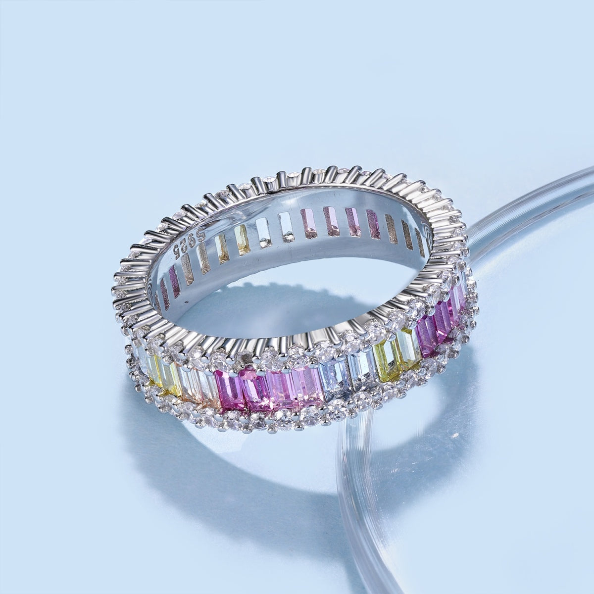 [Joyas Regalia] Anillo diario delicado con corte esmeralda caleidoscópico