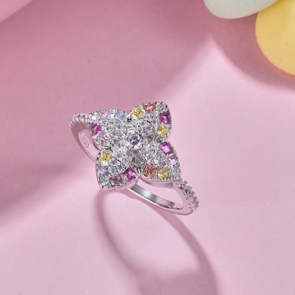 [Joyas Regalia] Anillo de banquete lujoso con forma de flor colorida