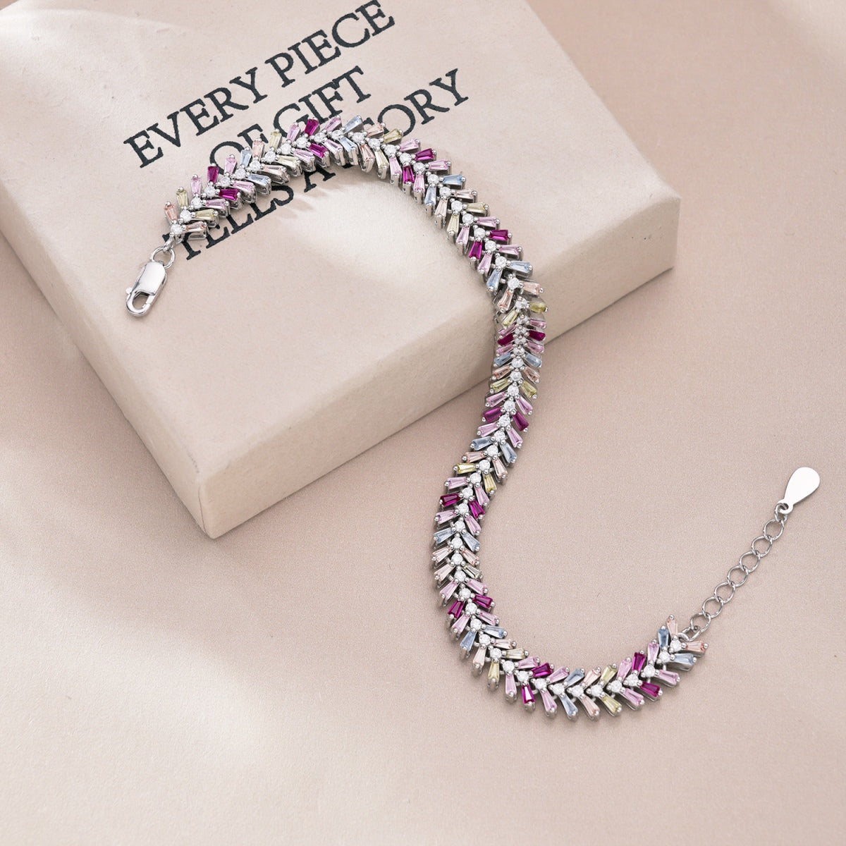 [Bijoux Regalia] Bracelet quotidien délicat taille émeraude radiante