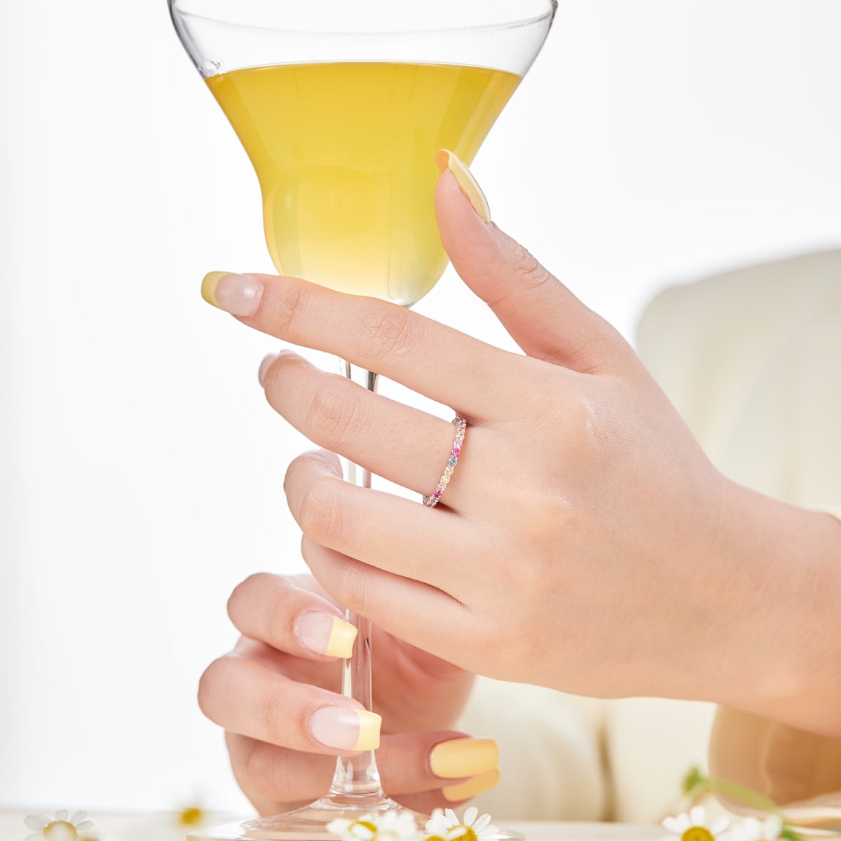 [Joyas Regalia] Elegante anillo diario de corte redondo intenso