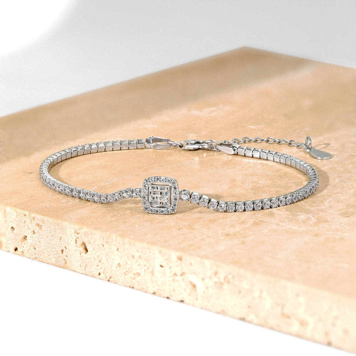 [Bijoux Regalia] Bracelet de banquet luxueux et éblouissant de forme carrée