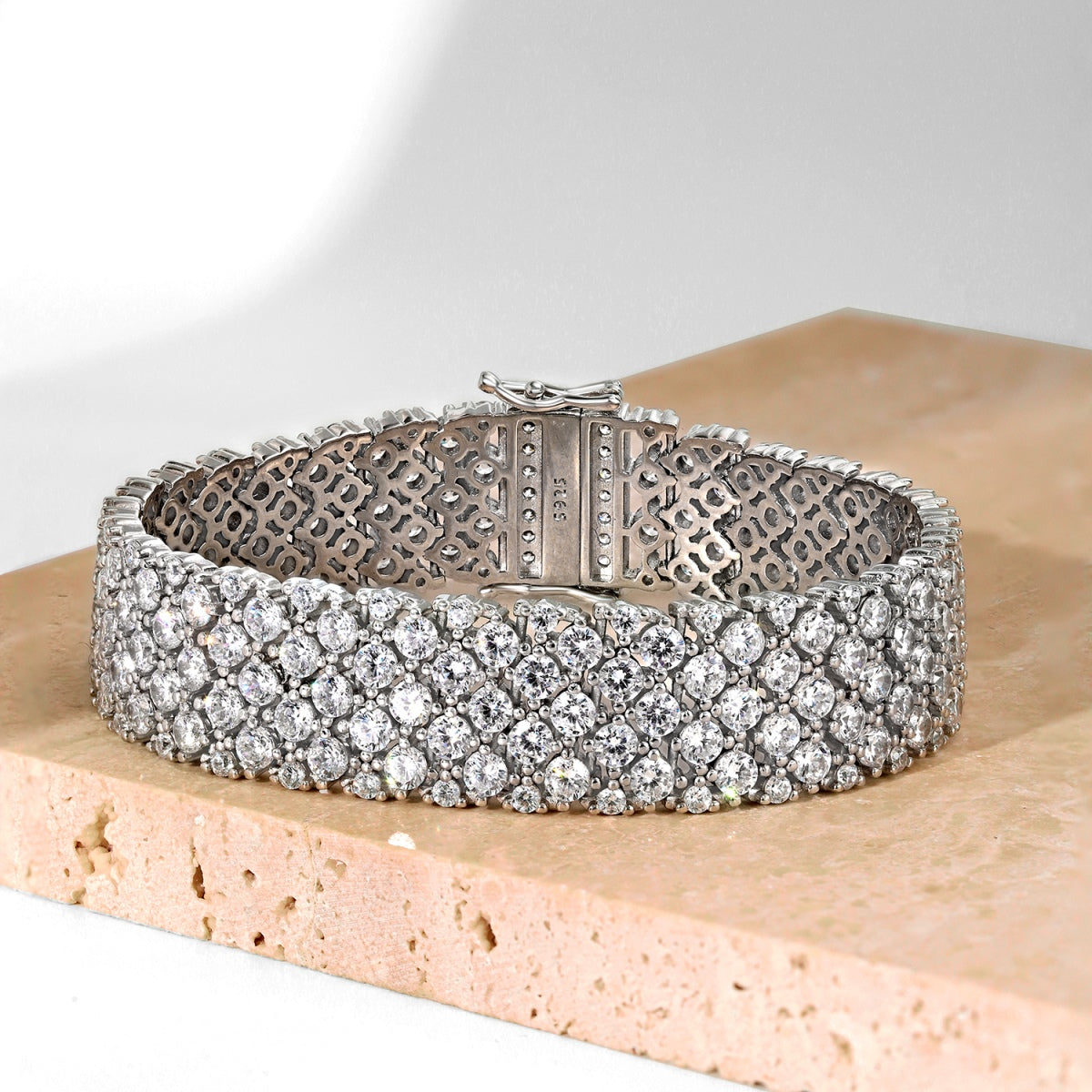 [Bijoux Regalia] Bracelet de fête élégant et orné de coupe ronde