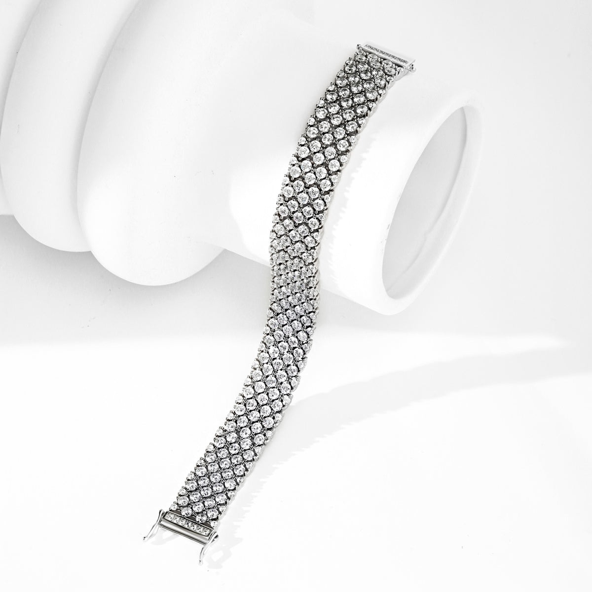[Bijoux Regalia] Bracelet de fête élégant et orné de coupe ronde