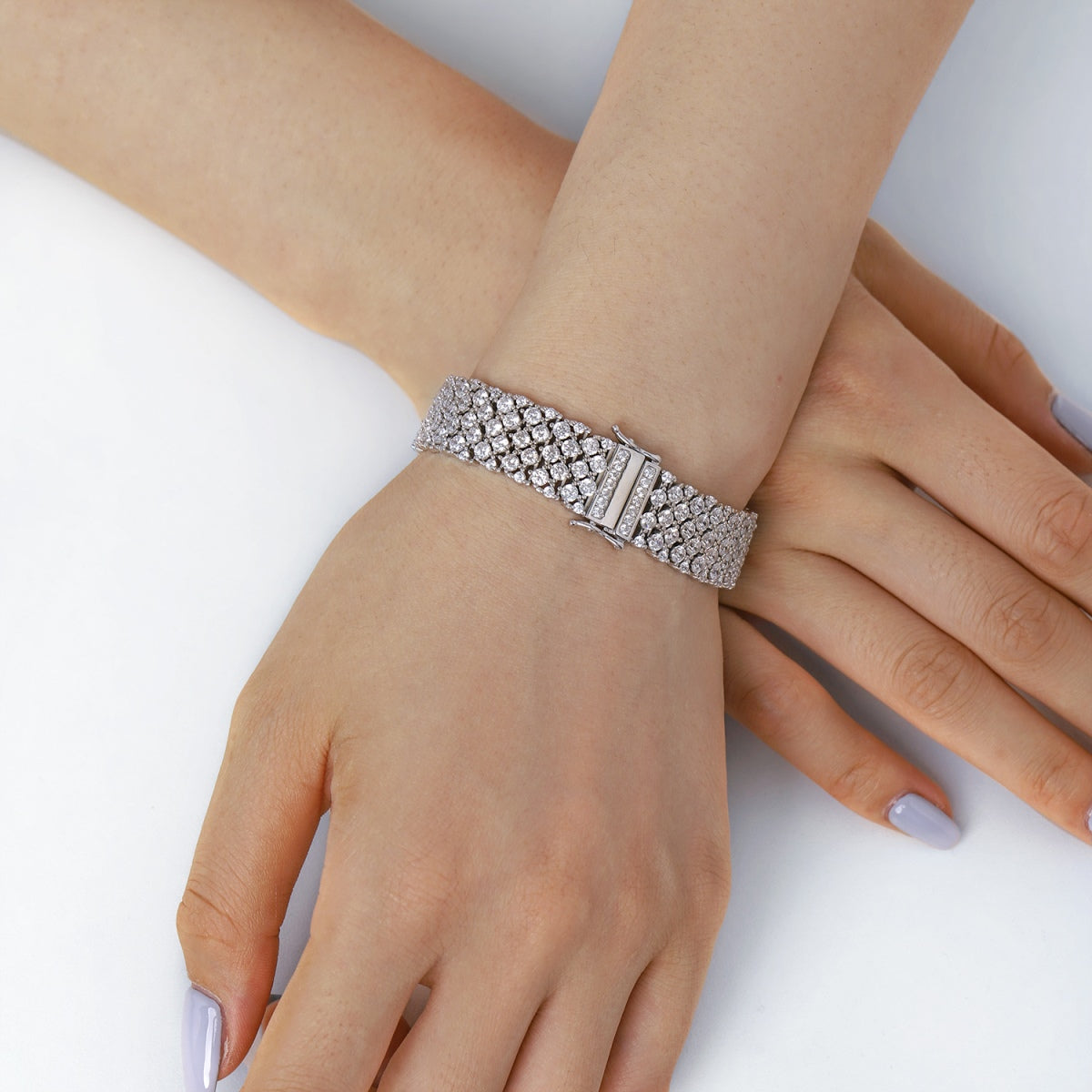 [Bijoux Regalia] Bracelet de fête élégant et orné de coupe ronde