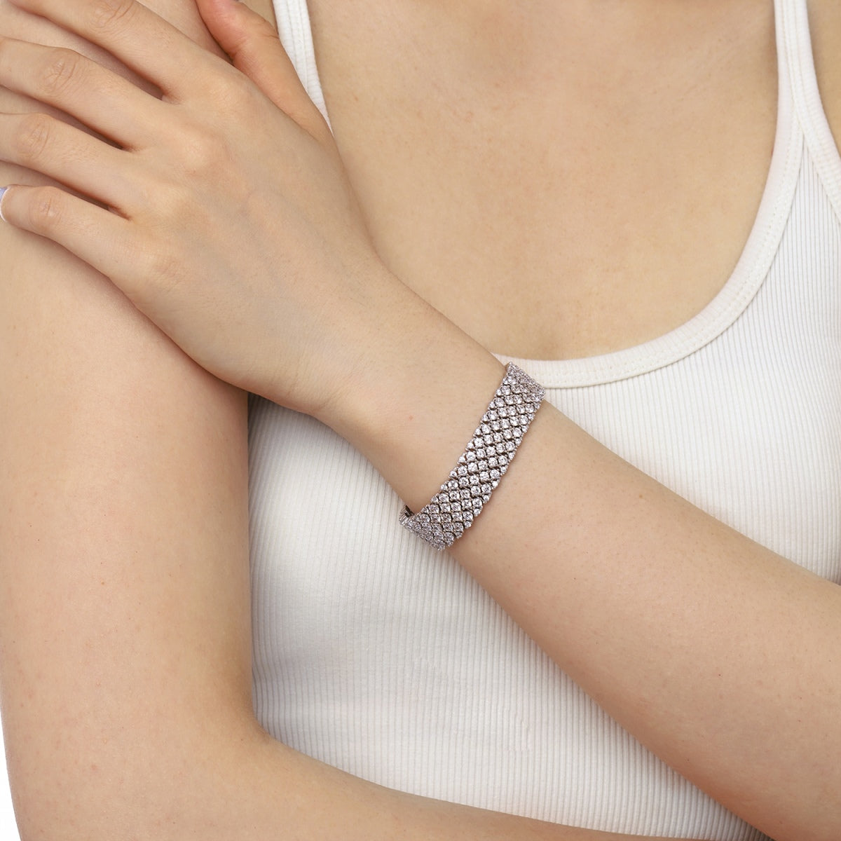[Bijoux Regalia] Bracelet de fête élégant et orné de coupe ronde