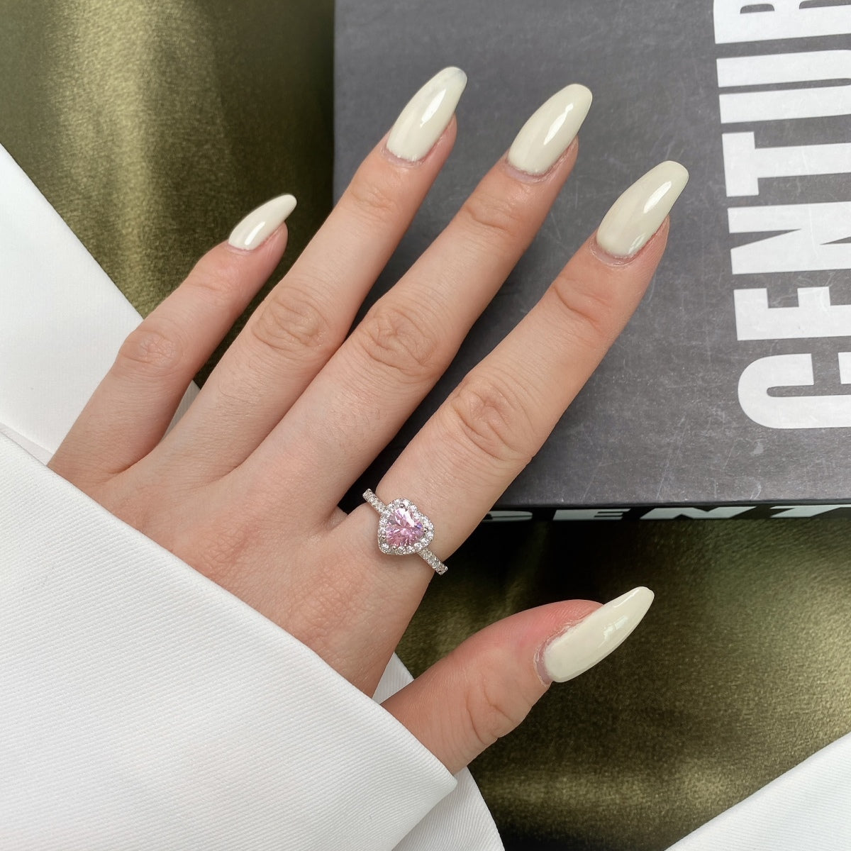 [Joyas Regalia] Anillo romántico con forma de corazón y efecto salpicado de eternidad