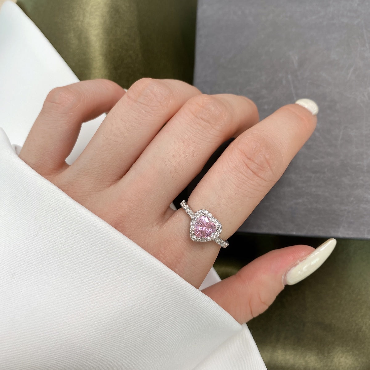 [Joyas Regalia] Anillo romántico con forma de corazón y efecto salpicado de eternidad